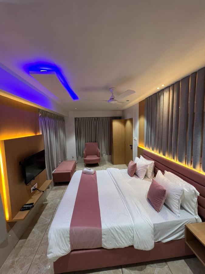 Hotel Cozzy Palace 苏拉特 外观 照片