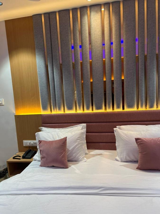 Hotel Cozzy Palace 苏拉特 外观 照片
